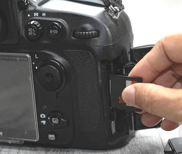 Plaats de SD-kaart in de Canon-camera