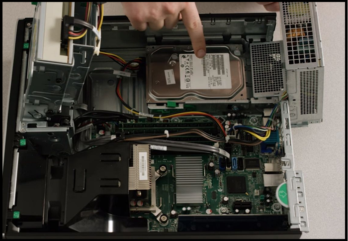 sluit alle kabels in de computer aan